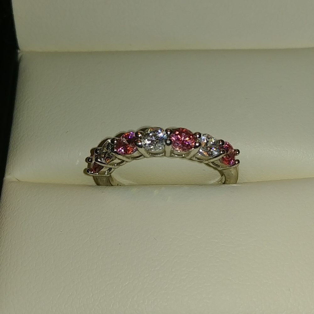 🔥Sold🔥Pink and white stimulant diamond eternal band.